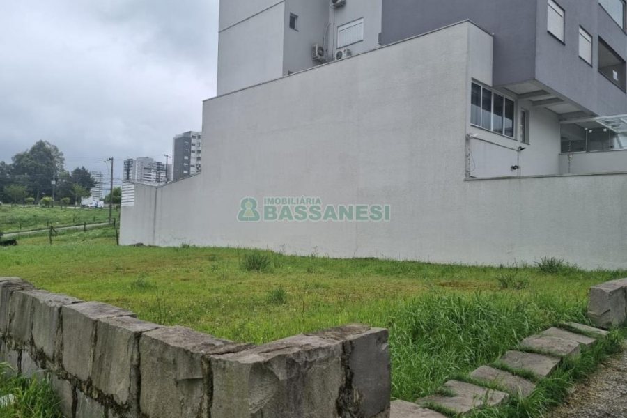 Terreno com 360m², no bairro Charqueadas em Caxias do Sul para Comprar