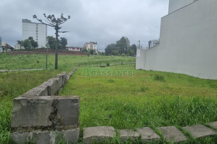 Terreno com 360m², no bairro Charqueadas em Caxias do Sul para Comprar
