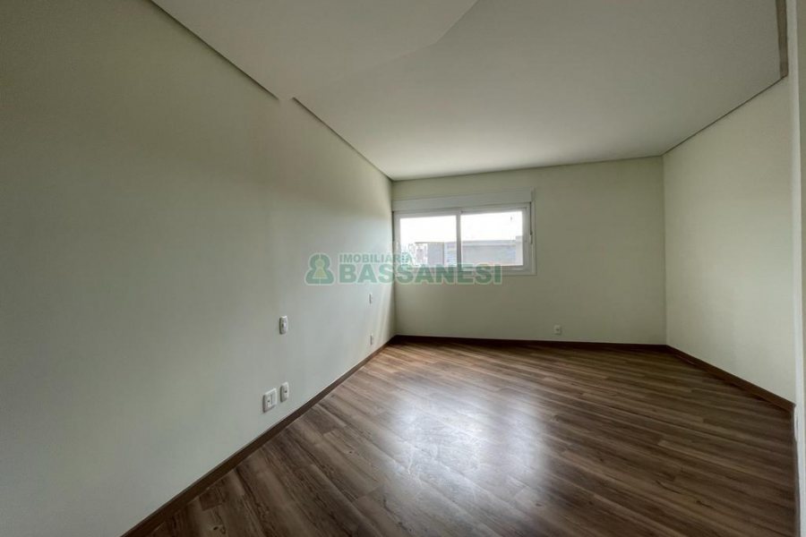 Apartamento com 105m², 3 dormitórios, 2 vagas, no bairro São Leopoldo em Caxias do Sul para Comprar