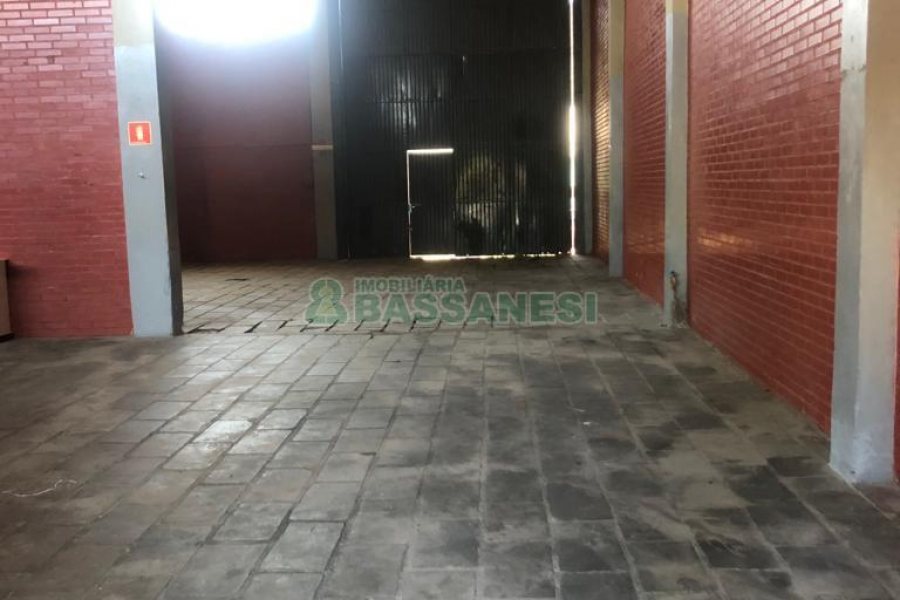 Pavilhão com 366m², no bairro Santa Catarina em Caxias do Sul para Alugar