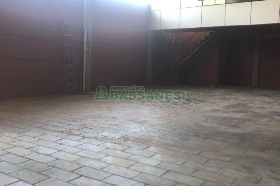 Pavilhão com 366m², no bairro Santa Catarina em Caxias do Sul para Alugar