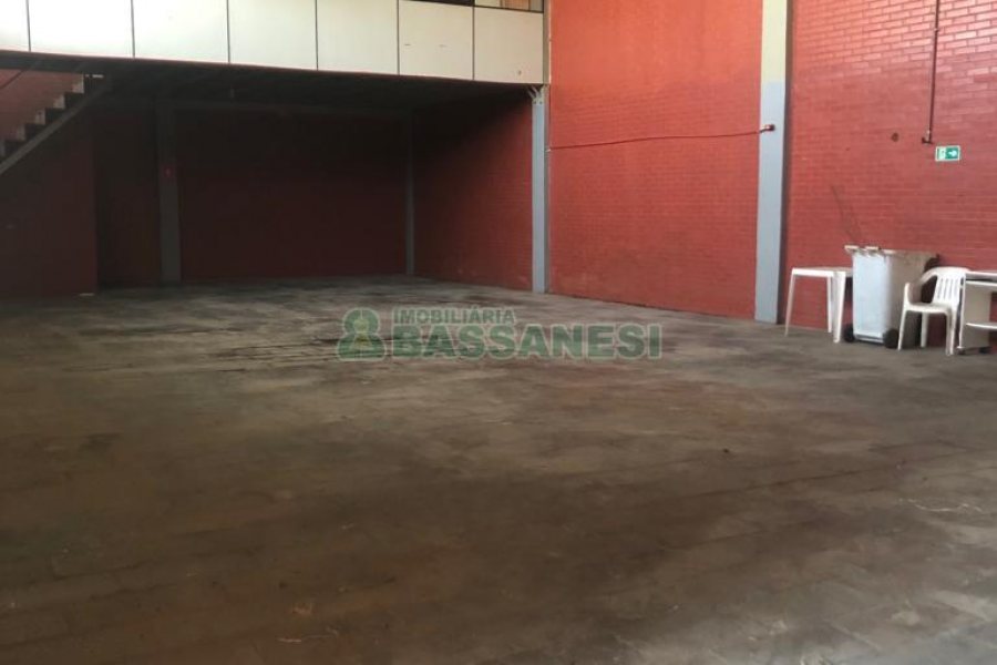 Pavilhão com 366m², no bairro Santa Catarina em Caxias do Sul para Alugar