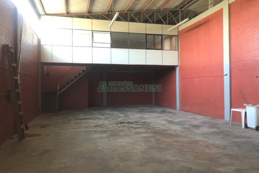 Pavilhão com 366m², no bairro Santa Catarina em Caxias do Sul para Alugar