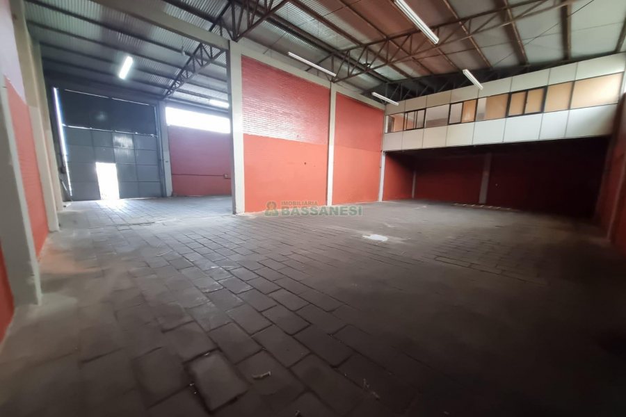 Pavilhão com 366m², no bairro Santa Catarina em Caxias do Sul para Alugar
