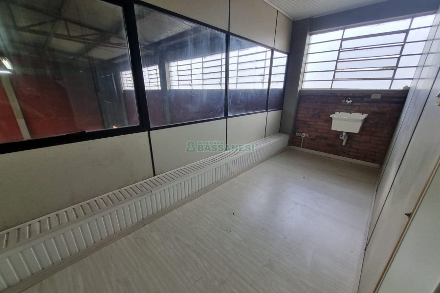 Pavilhão com 366m², no bairro Santa Catarina em Caxias do Sul para Alugar
