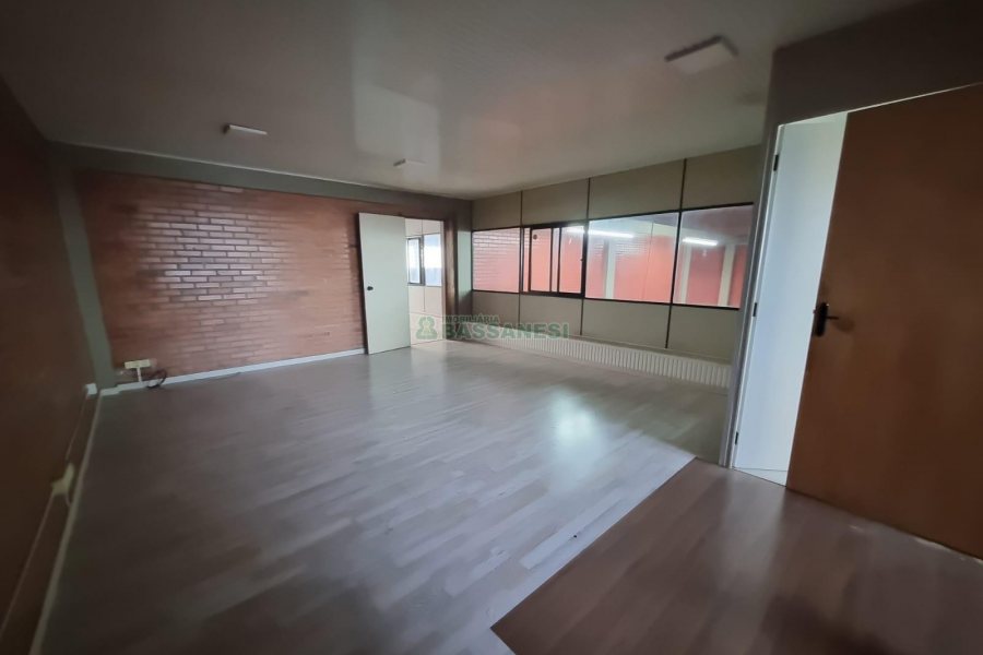 Pavilhão com 366m², no bairro Santa Catarina em Caxias do Sul para Alugar