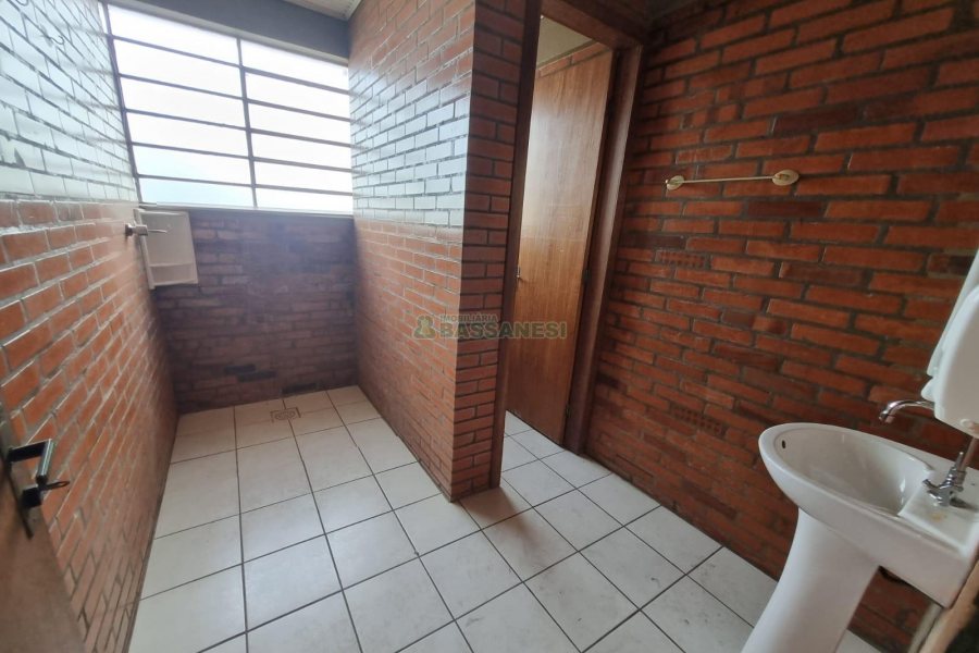 Pavilhão com 366m², no bairro Santa Catarina em Caxias do Sul para Alugar