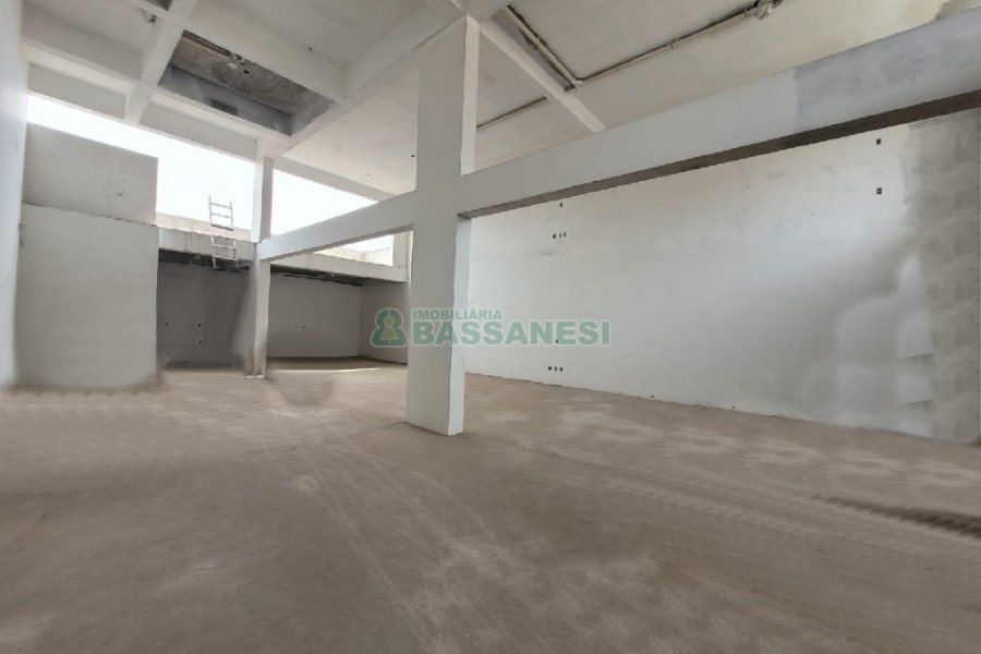 Loja com 233m², no bairro Kayser em Caxias do Sul para Alugar ou Comprar