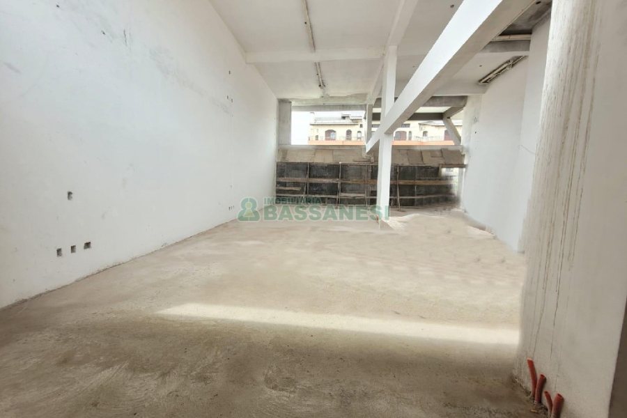 Loja com 233m², no bairro Kayser em Caxias do Sul para Alugar ou Comprar