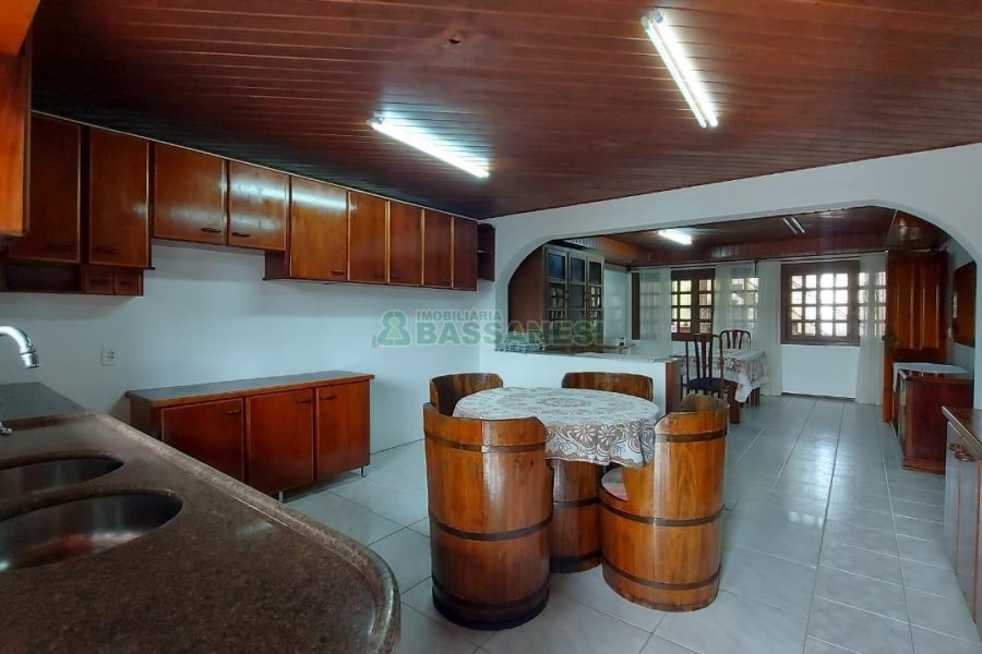 Casa com 250m², 3 dormitórios, 1 vaga, no bairro Esplanada em Caxias do Sul para Alugar