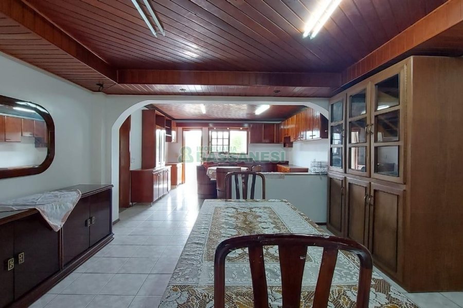 Casa com 250m², 3 dormitórios, 1 vaga, no bairro Esplanada em Caxias do Sul para Alugar