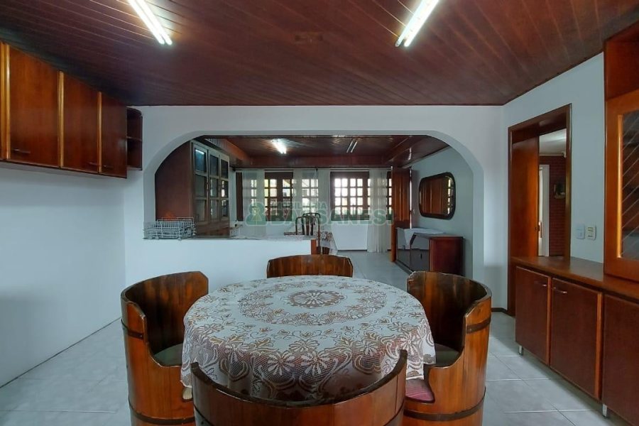 Casa com 250m², 3 dormitórios, 1 vaga, no bairro Esplanada em Caxias do Sul para Alugar