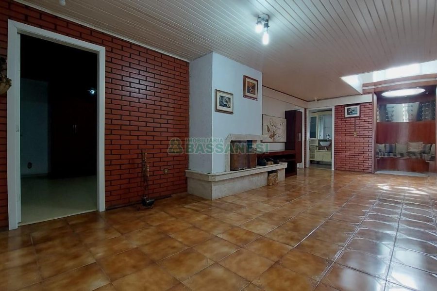 Casa com 250m², 3 dormitórios, 1 vaga, no bairro Esplanada em Caxias do Sul para Alugar