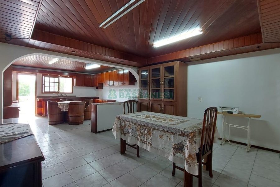 Casa com 250m², 3 dormitórios, 1 vaga, no bairro Esplanada em Caxias do Sul para Alugar