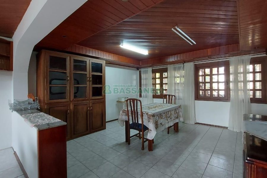 Casa com 250m², 3 dormitórios, 1 vaga, no bairro Esplanada em Caxias do Sul para Alugar