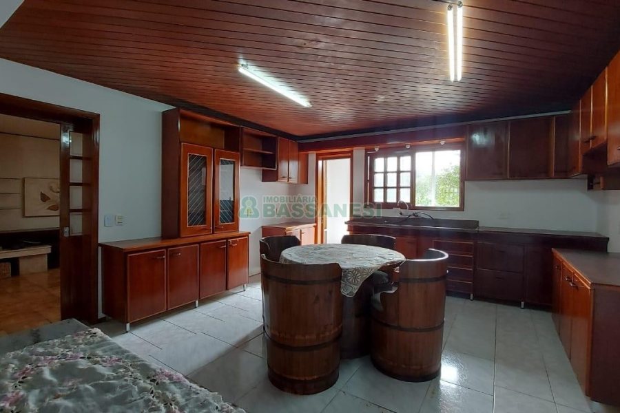 Casa com 250m², 3 dormitórios, 1 vaga, no bairro Esplanada em Caxias do Sul para Alugar