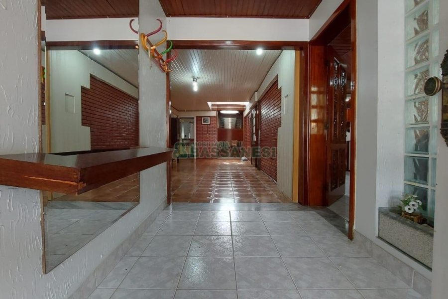 Casa com 250m², 3 dormitórios, 1 vaga, no bairro Esplanada em Caxias do Sul para Alugar