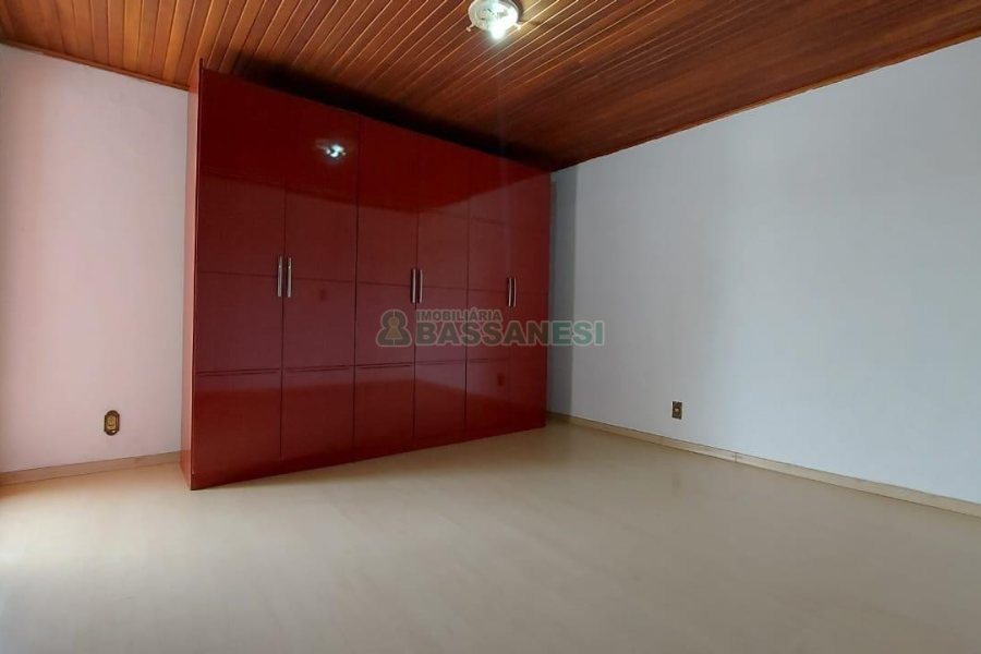 Casa com 250m², 3 dormitórios, 1 vaga, no bairro Esplanada em Caxias do Sul para Alugar