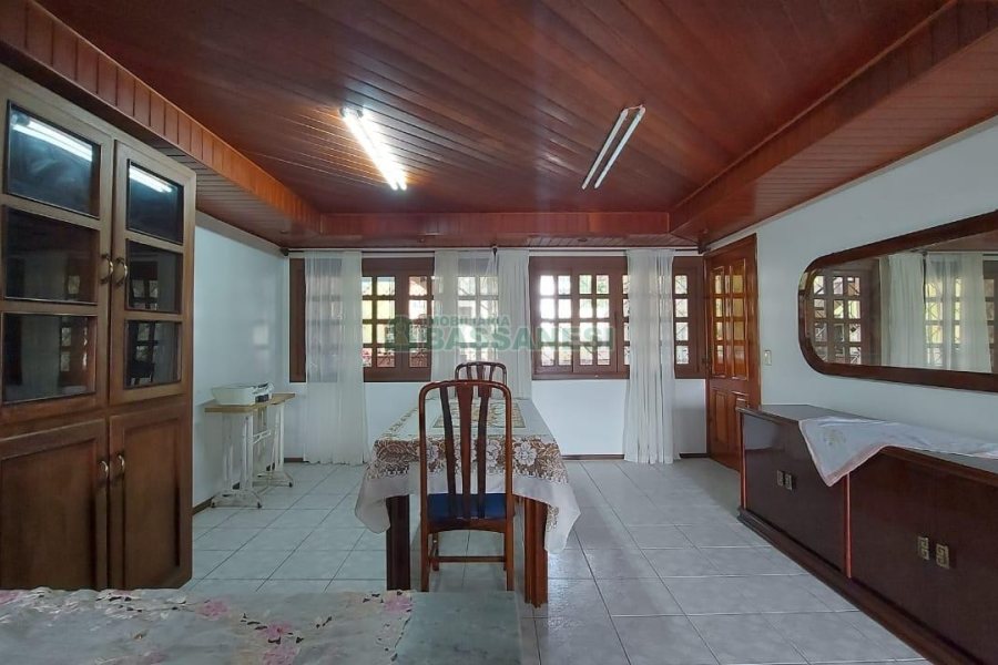 Casa com 250m², 3 dormitórios, 1 vaga, no bairro Esplanada em Caxias do Sul para Alugar