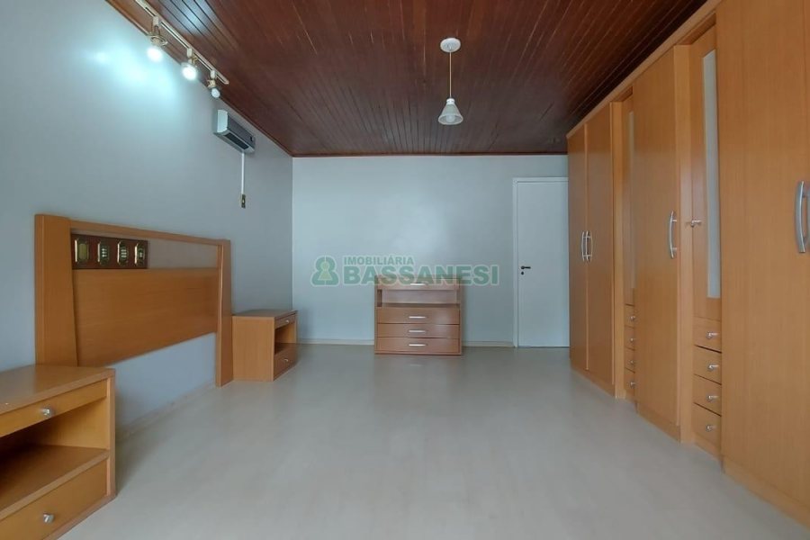 Casa com 250m², 3 dormitórios, 1 vaga, no bairro Esplanada em Caxias do Sul para Alugar