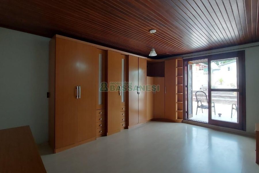 Casa com 250m², 3 dormitórios, 1 vaga, no bairro Esplanada em Caxias do Sul para Alugar