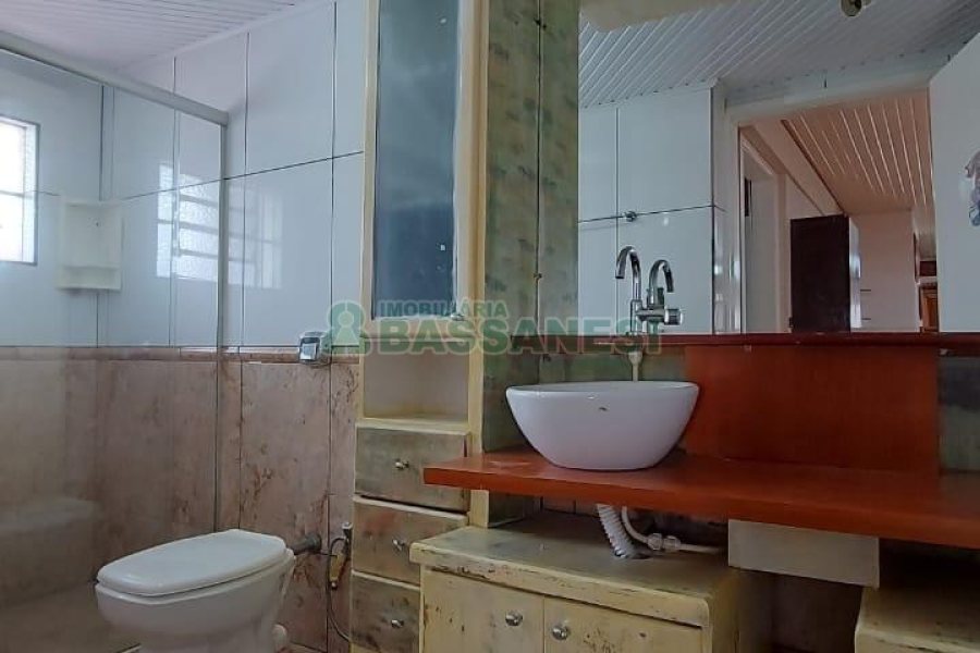 Casa com 250m², 3 dormitórios, 1 vaga, no bairro Esplanada em Caxias do Sul para Alugar