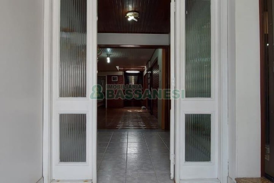 Casa com 250m², 3 dormitórios, 1 vaga, no bairro Esplanada em Caxias do Sul para Alugar