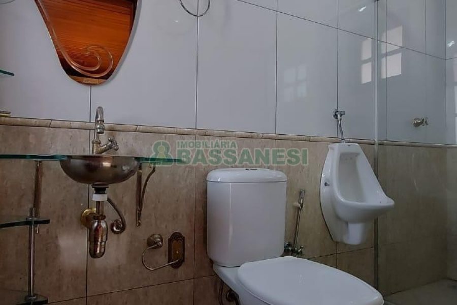 Casa com 250m², 3 dormitórios, 1 vaga, no bairro Esplanada em Caxias do Sul para Alugar