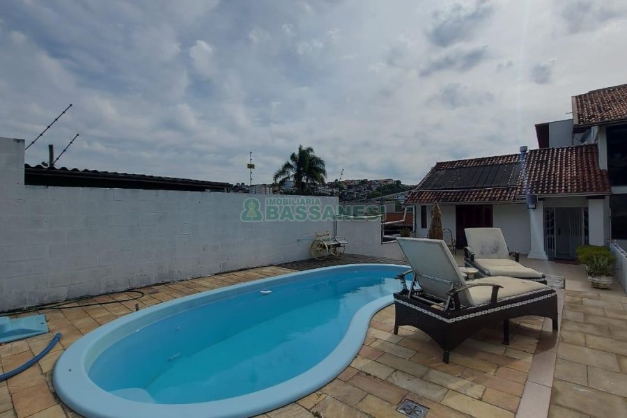 Casa com 250m², 3 dormitórios, 1 vaga, no bairro Esplanada em Caxias do Sul para Alugar