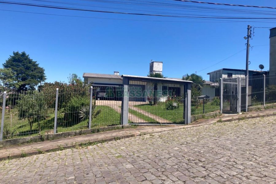 Casa, no bairro Santa Fé em Caxias do Sul para Comprar