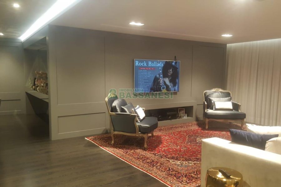 Apto Mobiliado com 439m², 3 dormitórios, 3 vagas, no bairro Madureira em Caxias do Sul para Comprar