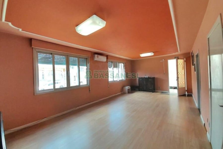 Casa com 250m², 3 dormitórios, 3 vagas, no bairro Cinqüentenário em Caxias do Sul para Comprar