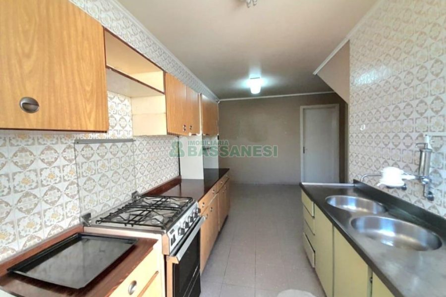 Casa com 250m², 3 dormitórios, 3 vagas, no bairro Cinqüentenário em Caxias do Sul para Comprar