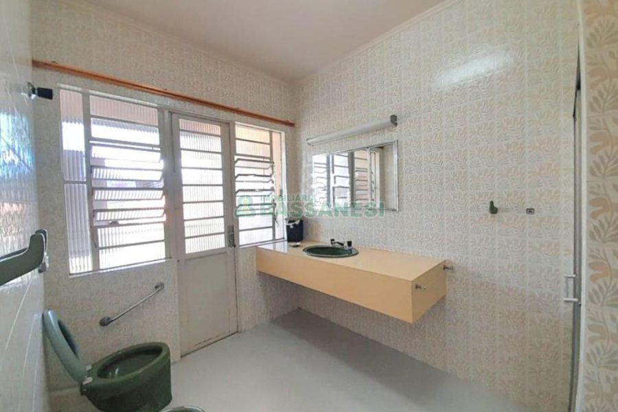 Casa com 250m², 3 dormitórios, 3 vagas, no bairro Cinqüentenário em Caxias do Sul para Comprar
