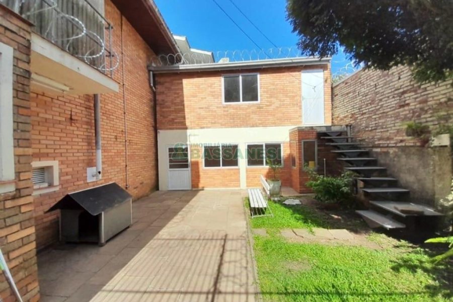 Casa com 250m², 3 dormitórios, 3 vagas, no bairro Cinqüentenário em Caxias do Sul para Comprar