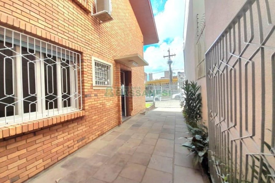 Casa com 250m², 3 dormitórios, 3 vagas, no bairro Cinqüentenário em Caxias do Sul para Comprar