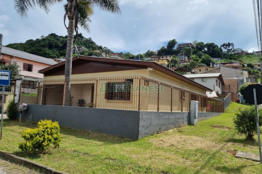 Casa com 168m², 3 dormitórios, 4 vagas, no bairro De Zorzi em Caxias do Sul para Comprar