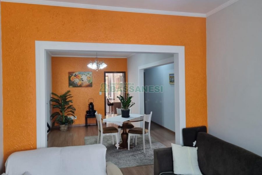 Casa com 168m², 3 dormitórios, 4 vagas, no bairro De Zorzi em Caxias do Sul para Comprar
