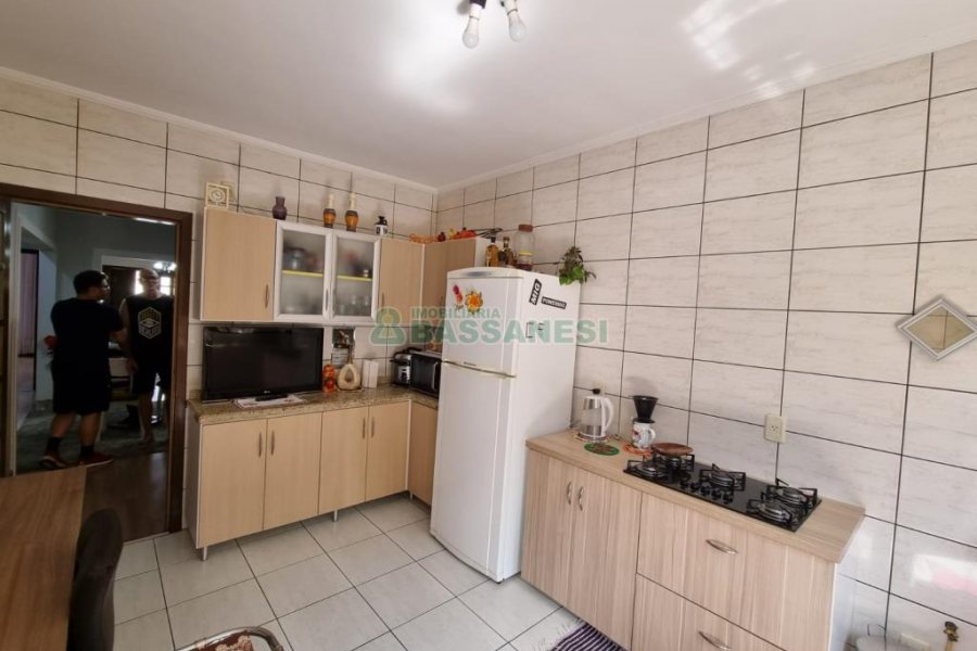 Casa com 168m², 3 dormitórios, 4 vagas, no bairro De Zorzi em Caxias do Sul para Comprar