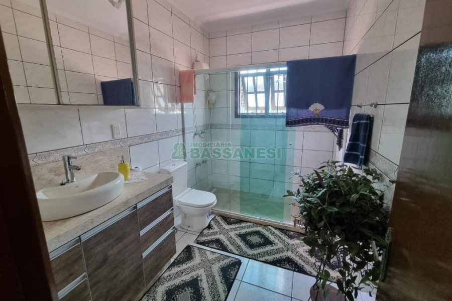 Casa com 168m², 3 dormitórios, 4 vagas, no bairro De Zorzi em Caxias do Sul para Comprar
