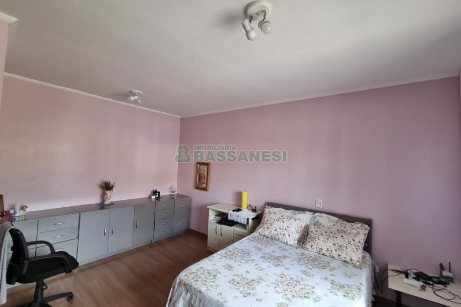 Casa com 168m², 3 dormitórios, 4 vagas, no bairro De Zorzi em Caxias do Sul para Comprar