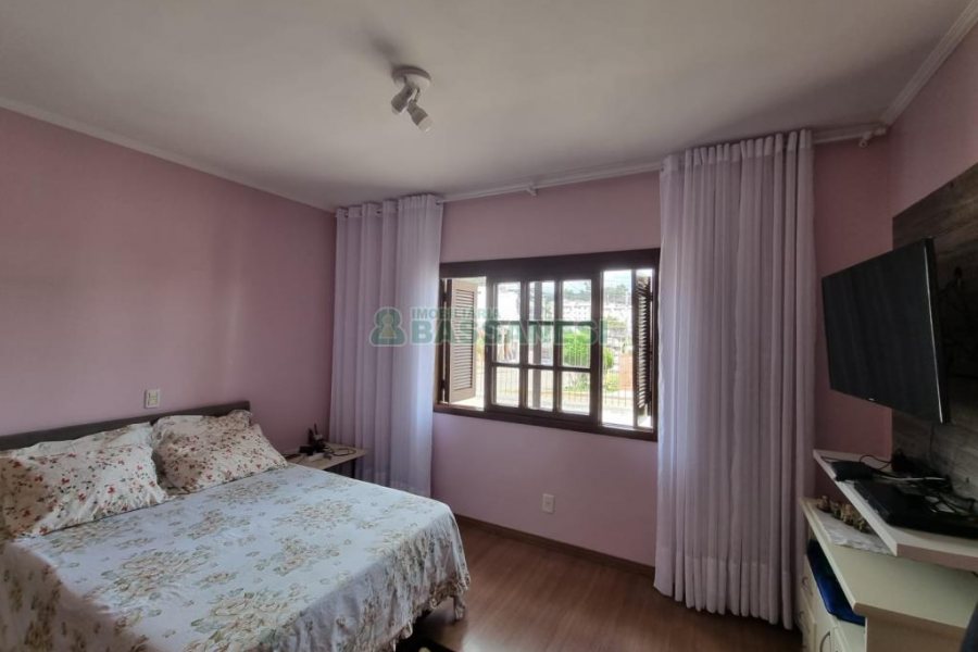 Casa com 168m², 3 dormitórios, 4 vagas, no bairro De Zorzi em Caxias do Sul para Comprar
