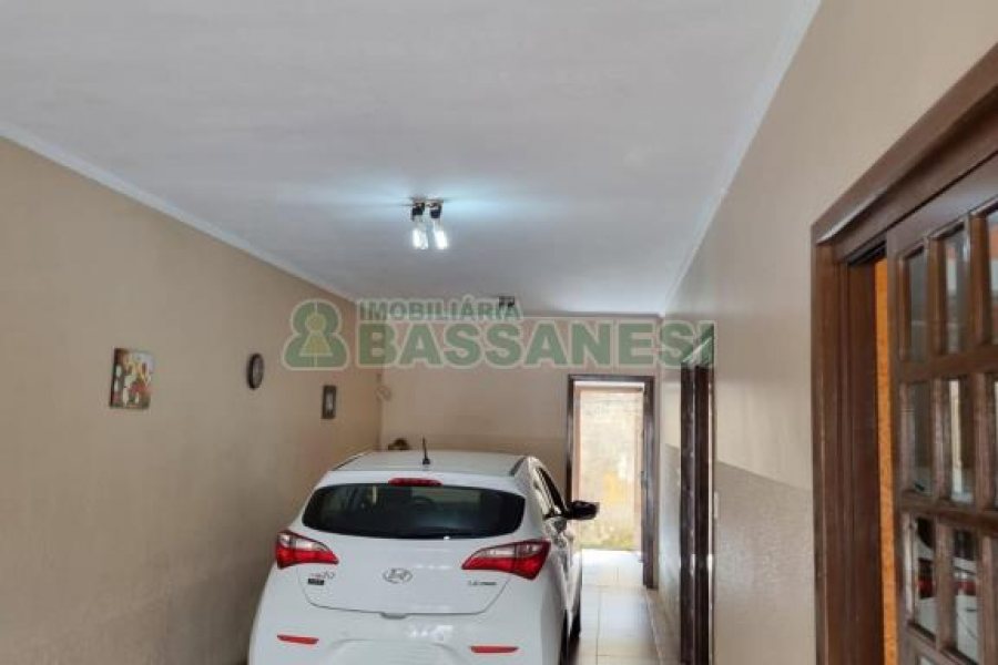 Casa com 168m², 3 dormitórios, 4 vagas, no bairro De Zorzi em Caxias do Sul para Comprar
