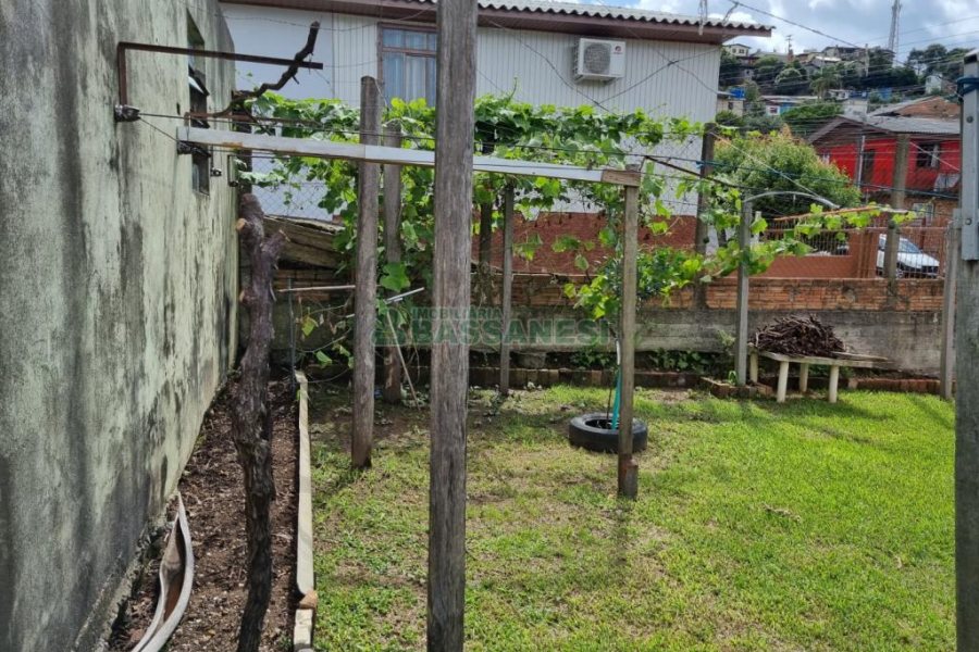Casa com 168m², 3 dormitórios, 4 vagas, no bairro De Zorzi em Caxias do Sul para Comprar