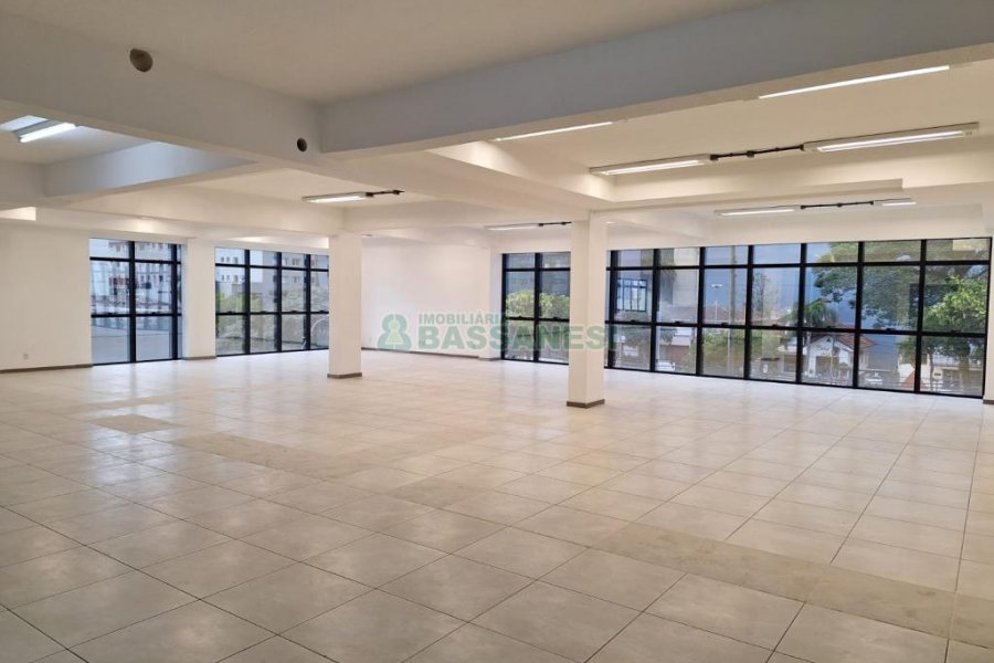 Sala com 797m², no bairro São Pelegrino em Caxias do Sul para Alugar