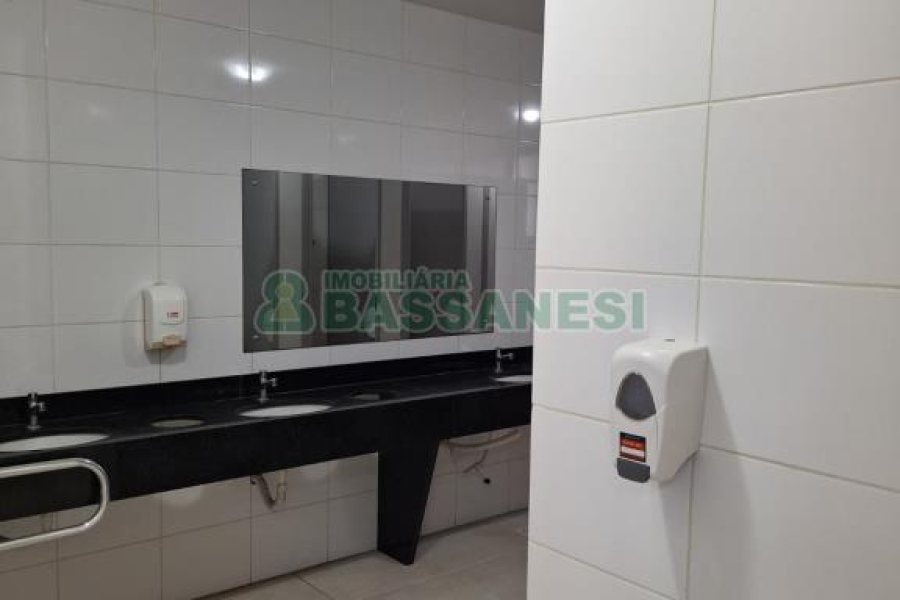 Sala com 797m², no bairro São Pelegrino em Caxias do Sul para Alugar