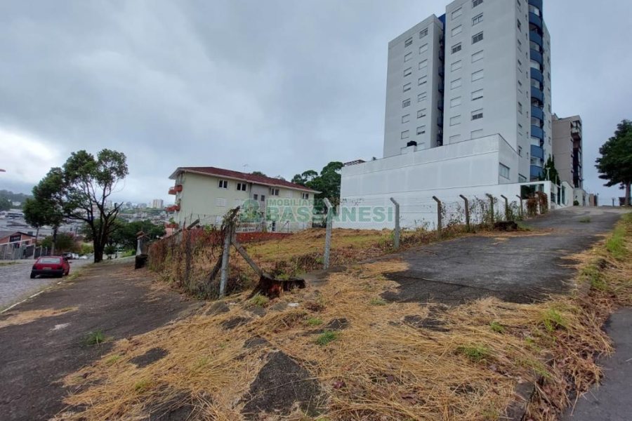 Terreno com 420m², no bairro Sanvitto em Caxias do Sul para Comprar
