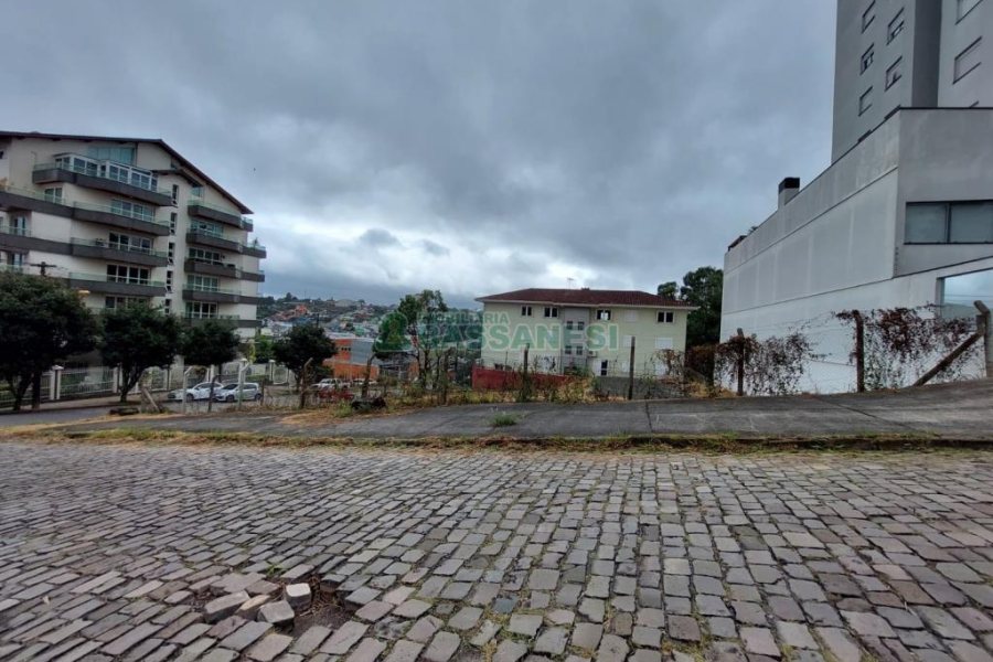 Terreno com 420m², no bairro Sanvitto em Caxias do Sul para Comprar