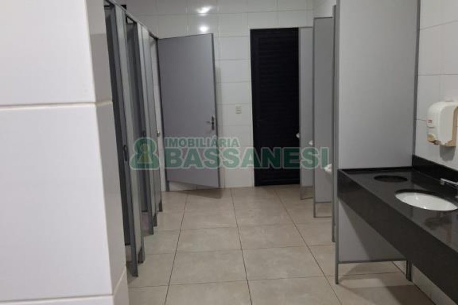 Sala com 797m², no bairro São Pelegrino em Caxias do Sul para Alugar