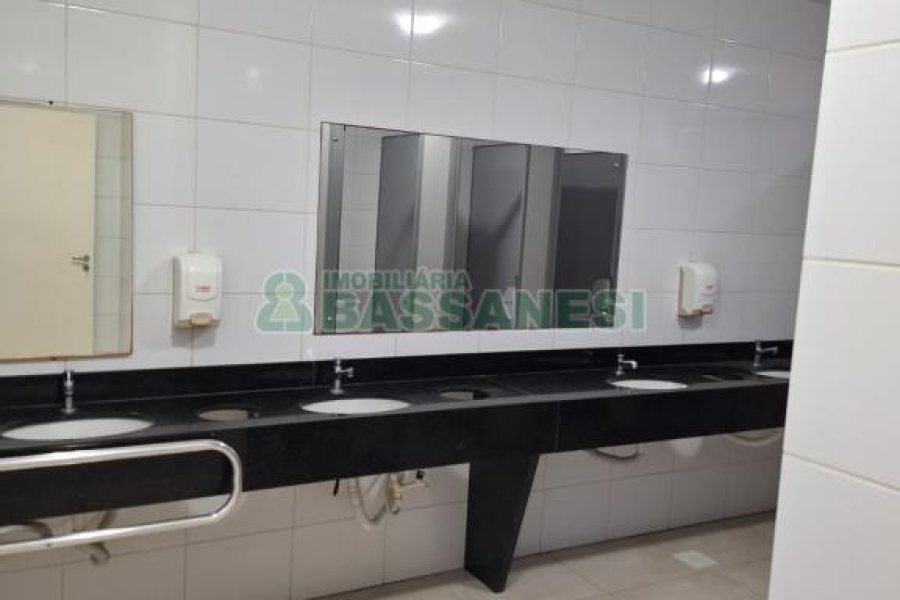 Sala com 797m², no bairro São Pelegrino em Caxias do Sul para Alugar